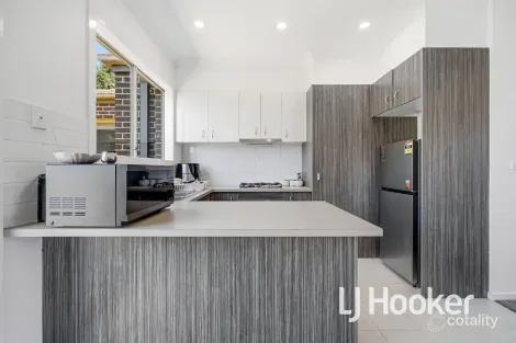 Property photo of 2/1 Walnut Way Pakenham VIC 3810