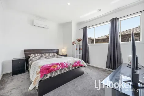 Property photo of 2/1 Walnut Way Pakenham VIC 3810
