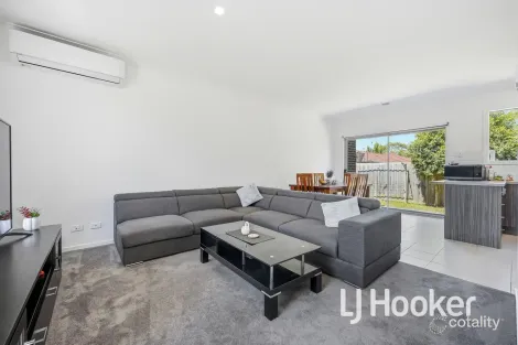 Property photo of 2/1 Walnut Way Pakenham VIC 3810