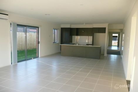 Property photo of 8 Equine Circuit Melton South VIC 3338