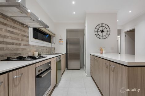 Property photo of 21 Annecy Boulevard Fraser Rise VIC 3336