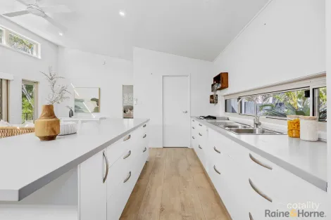 Property photo of 5 Warne Place Pottsville NSW 2489