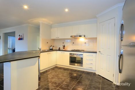 Property photo of 14 Sapphire Crescent Pakenham VIC 3810