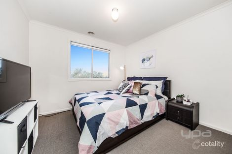 Property photo of 40 Mundi Crescent Manor Lakes VIC 3024