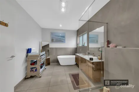 Property photo of 66 Wimbledon Boulevard Strathtulloh VIC 3338