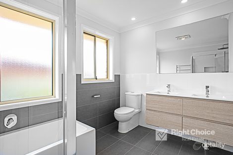 Property photo of 2 Barcoo Circuit Albion Park NSW 2527