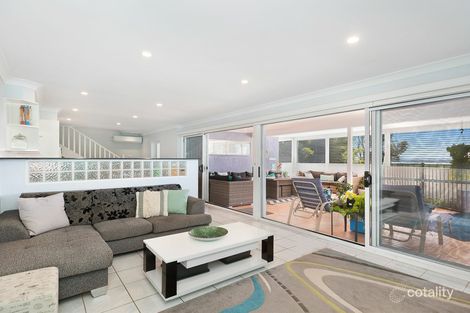 Property photo of 2 Seaspray Close Bateau Bay NSW 2261