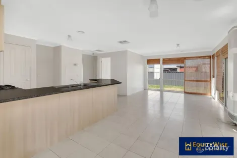 Property photo of 10 Maclarens Close Manor Lakes VIC 3024