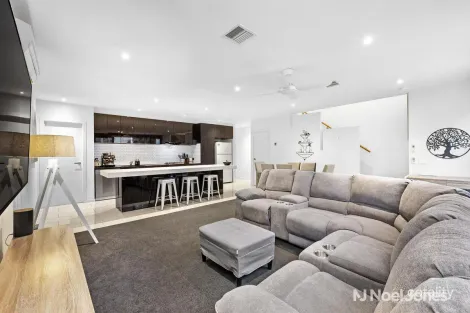 Property photo of 42 Bardaster Boulevard Chirnside Park VIC 3116