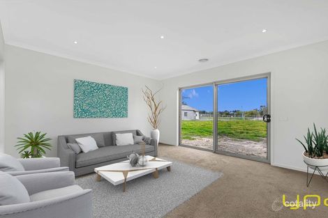 Property photo of 4 Luster Circuit Cranbourne South VIC 3977