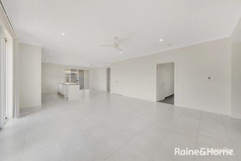 5 Bellbird Cct, New Auckland, QLD 4680