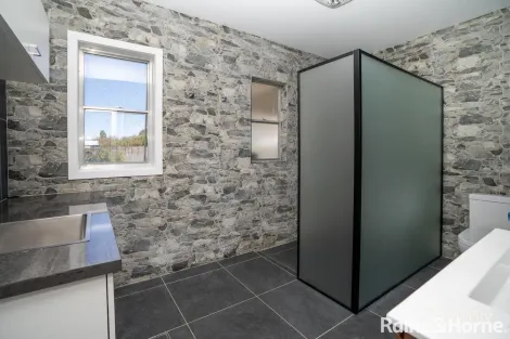 10 John St, Kooringal, NSW 2650