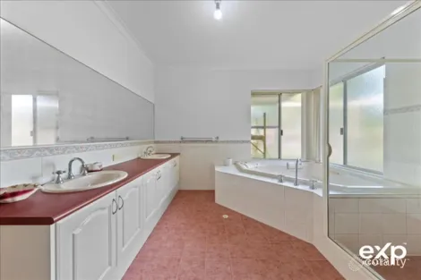 Property photo of 40 Victoria Circle Greenfields WA 6210