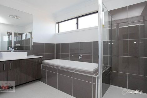 Property photo of 32 Caversham Drive Pakenham VIC 3810