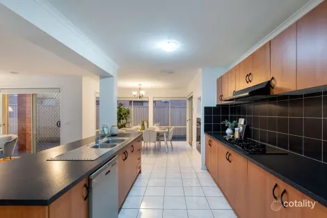 Property photo of 15 Santa Cruz Boulevard Roxburgh Park VIC 3064