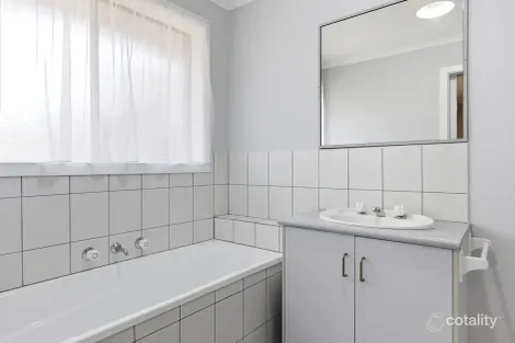 Property photo of 16 St Lawrence Close Werribee VIC 3030