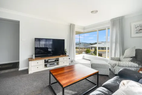 Property photo of 32 Buckland Drive Orange NSW 2800