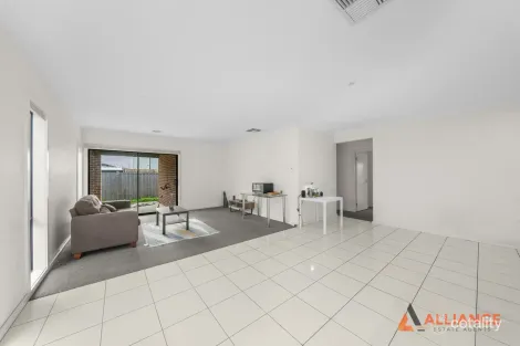 Property photo of 30 Amberfield Street Mickleham VIC 3064