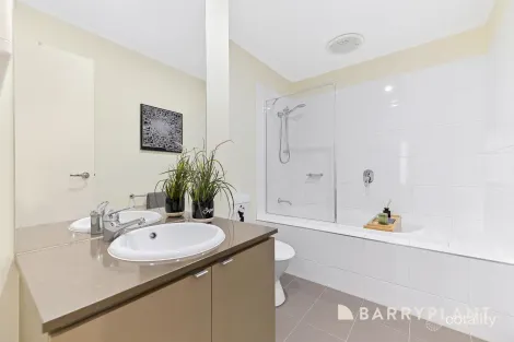 Property photo of 33 Waverley Park Drive Mulgrave VIC 3170