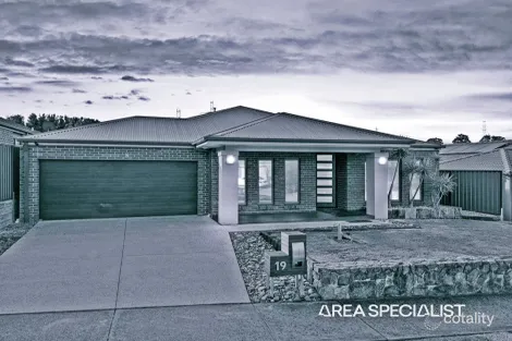 Property photo of 19 Corymbia Promenade Pakenham VIC 3810