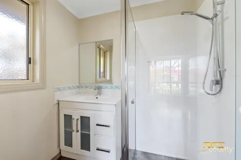 Property photo of 1 Strickland Crescent Burnside VIC 3023