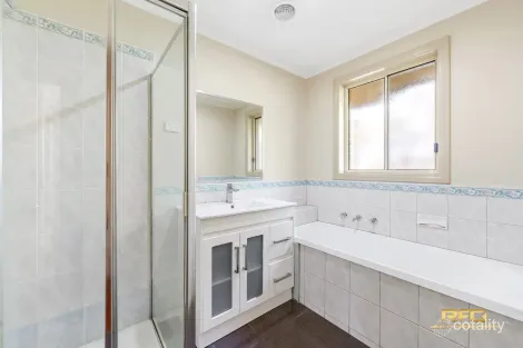 Property photo of 1 Strickland Crescent Burnside VIC 3023