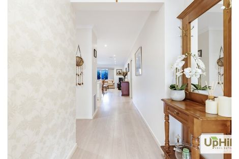 Property photo of 64 Como Parade Clyde North VIC 3978