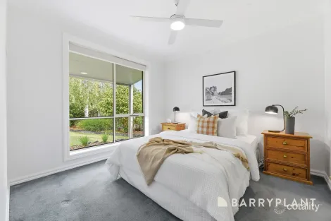 Property photo of 4 Glover Court Berwick VIC 3806