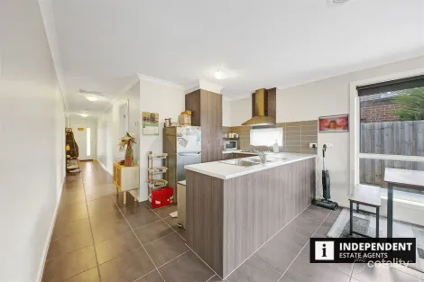 Property photo of 2 Phoenix Circuit Brookfield VIC 3338