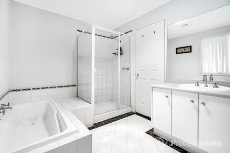 Property photo of 2 Carool Road Carnegie VIC 3163