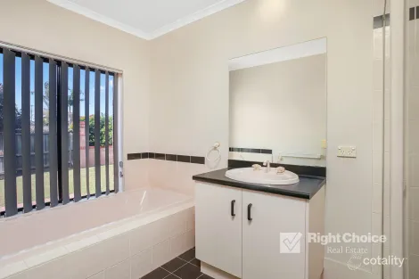 Property photo of 2 Highland Park Drive Horsley NSW 2530
