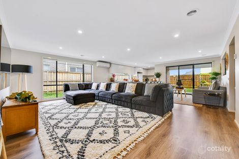 Property photo of 8 Pebblestone Circuit Clyde North VIC 3978
