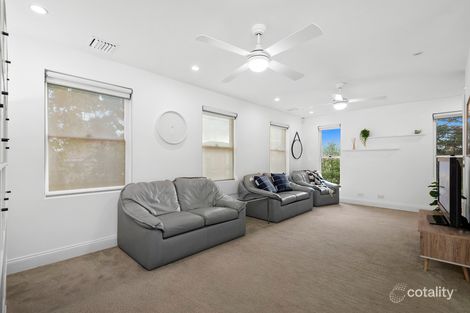 Property photo of 1 Blinker Rise Endeavour Hills VIC 3802