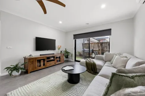 Property photo of 27 Graze Road Sunbury VIC 3429