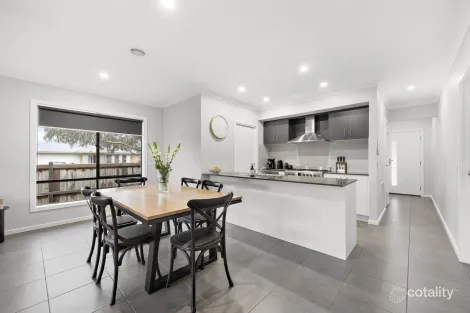 Property photo of 27 Graze Road Sunbury VIC 3429