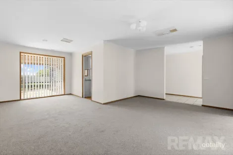 Property photo of 11 Kimberley Drive Tatton NSW 2650