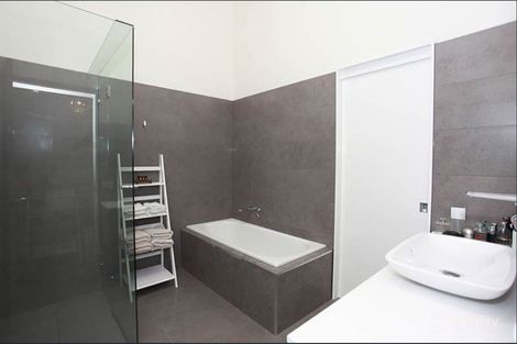 Property photo of 2/1 Jerdanefield Road St Lucia QLD 4067