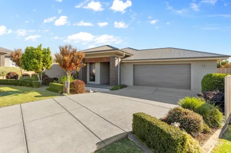 24 Pooginook Pl, Bourkelands, NSW 2650