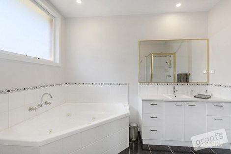 Property photo of 2 Wintersun Road Berwick VIC 3806