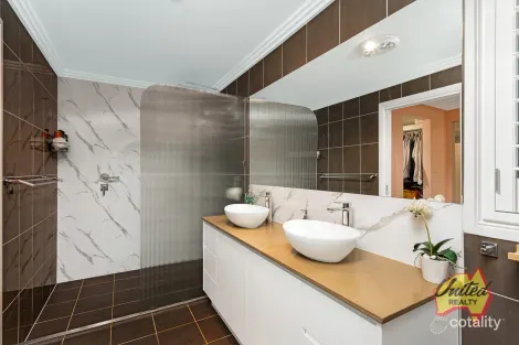 Property photo of 18 Dengate Close Elderslie NSW 2570