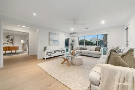 1/10 Gleneagles Ave, Mornington, VIC 3931