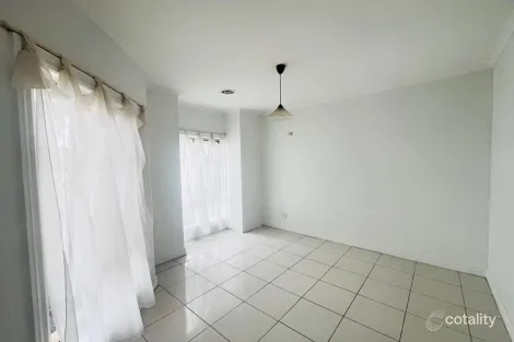 Property photo of 36 Masters Circuit Roxburgh Park VIC 3064