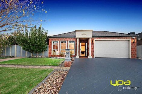 Property photo of 17 Ranmore Grove Caroline Springs VIC 3023