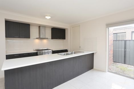 Property photo of 16 Oakgrove Drive Craigieburn VIC 3064