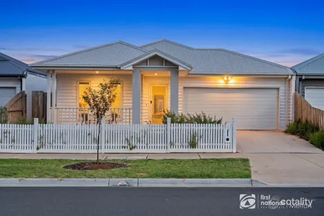 Property photo of 16 Crowlands Circuit Eynesbury VIC 3338