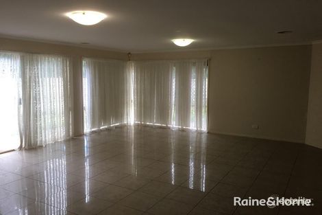 1 Ranmore Gr, Caroline Springs, VIC 3023
