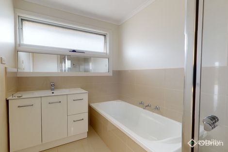 Property photo of 25 Crossdale Rise Endeavour Hills VIC 3802