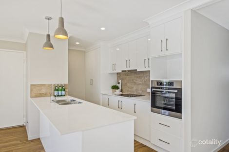 Property photo of 2/262 Geddes Street Centenary Heights QLD 4350