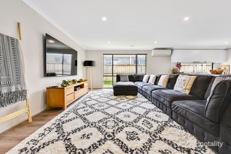 Property photo of 8 Pebblestone Circuit Clyde North VIC 3978