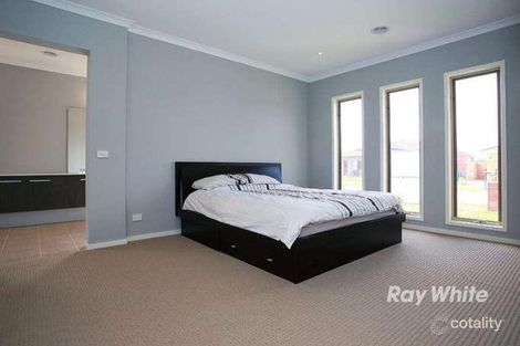 Property photo of 28 Nature Circuit Cranbourne North VIC 3977